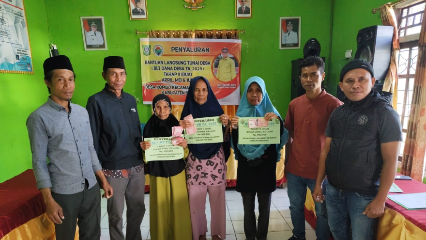 Pembagian BLT Dana Desa Tahap II di Desa Kombo Berjalan Lancar